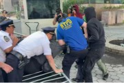 抽签算命洛杉矶之后，纽约也乱了，超20人被捕